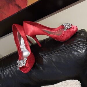 NWT SEXY PEEP TOE HOT 🔥 RED FIONI NIGHT 🌙 STILETTOS PUMPS SIZE 8.5